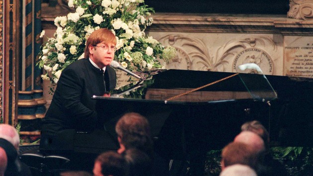 getty_eltonsingingatdianasfuneral_123021