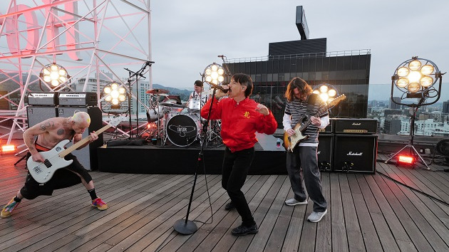 m_redhotchilipeppers630_onkimmel1_041322