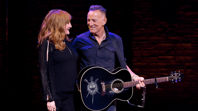 getty_brucespringsteenpattiscialfa_041723380350