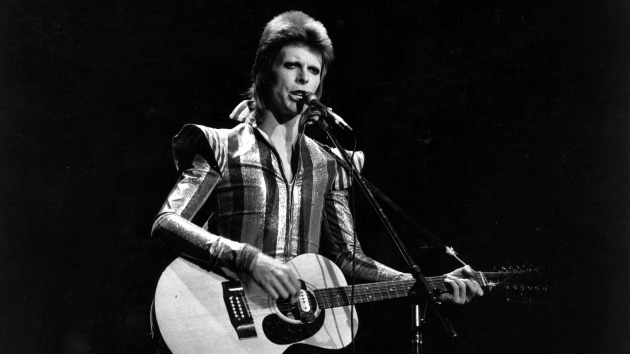 getty_davidbowieziggystardust_051623263984