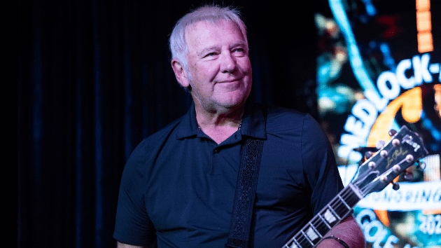 getty_alexlifeson_06082351995