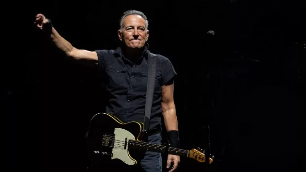 getty_brucespringsteenonstagearmup_111023246840
