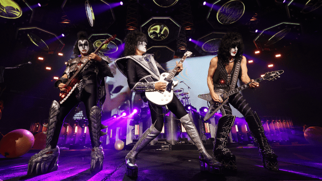 getty_kiss_011023783206