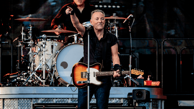 getty_brucespringsteen_011224796095