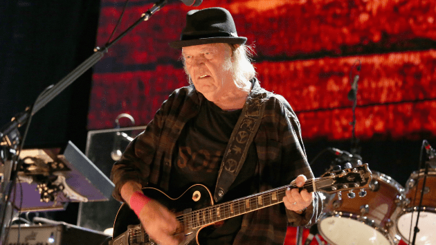 getty_neilyoung_011824324999