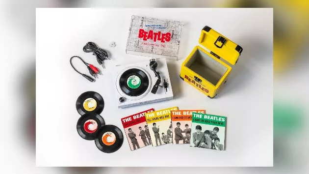 m_beatlesminiturntable_020924252825