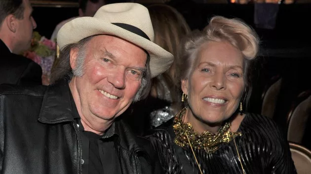 getty_neilyoungandjonimitchell_032224394309