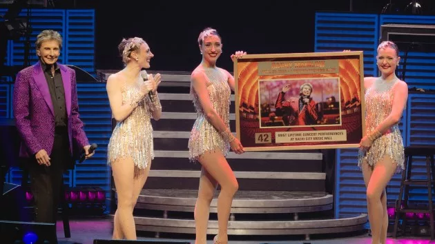m_barrymanilowandrockettes_042224224339