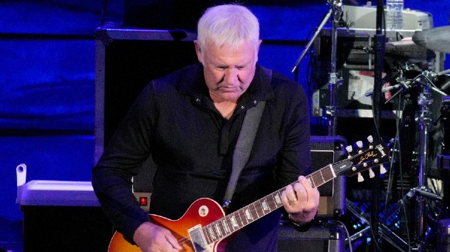 getty_alexlifeson_05302438036