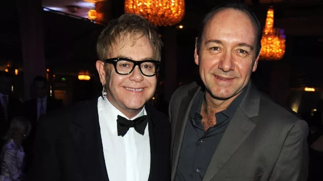 getty_eltonjohnkevinspacey_06122467017