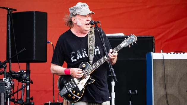 getty_neilyoung_062724841194