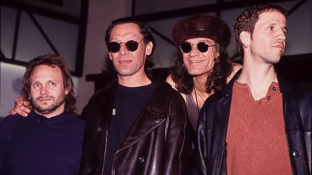 getty_vanhalengarycherone_072524997502