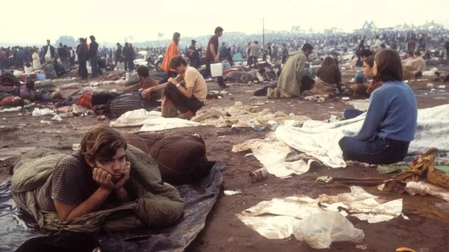 getty_woodstockcrowd_080724384212