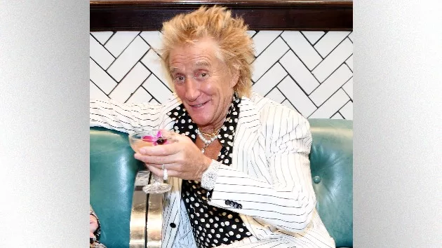 getty_rodstewartholdingdrink_082024_0237388