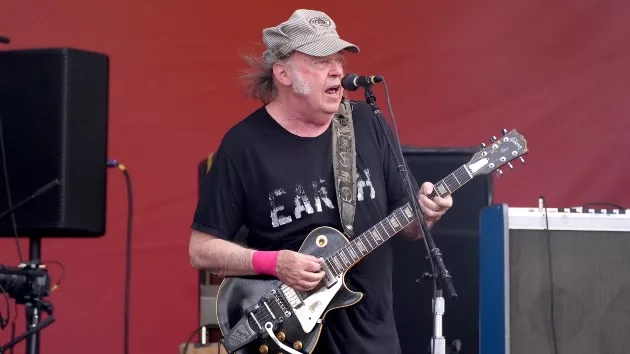 getty_neilyoung_082224318808