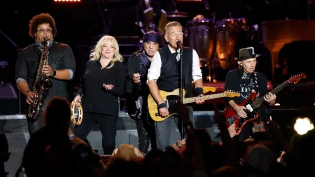 getty_brucespringsteenestreetband_100124979911