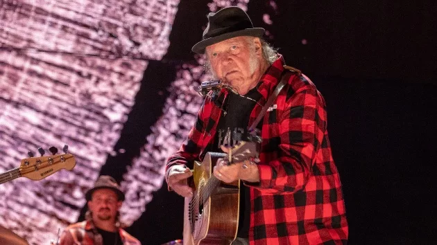 getty_neilyoung_101424452301