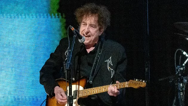 getty_bobdylanguitar_110424891025
