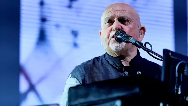 getty_petergabrielonstage_110724234326