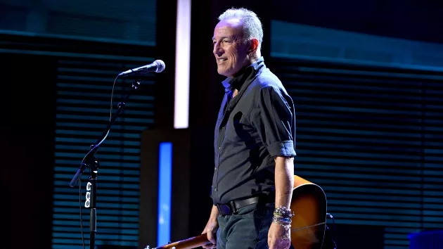 m_brucespringsteenstandupforhereos_111224548483