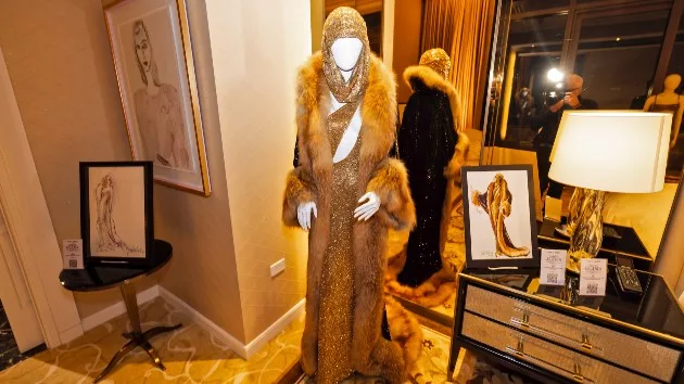 m_cherbobmackieauctionoutfit_12122441699