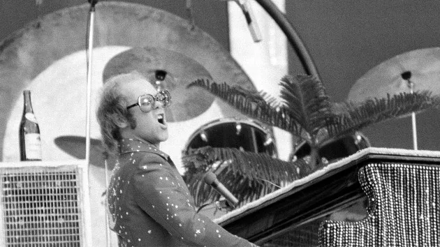 getty_eltonjohnwembley75_122024638734