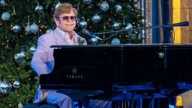 m_eltonjohnwithshadesxmastreet_022025725501