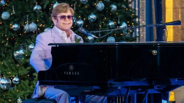 m_eltonjohnwithshadesxmastreet_022025725501