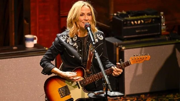getty_sherylcrowwithguitar_043025573970