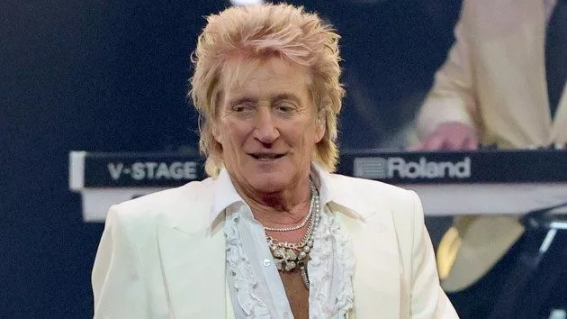 getty_rodstewartwhitejacket_061725_068059