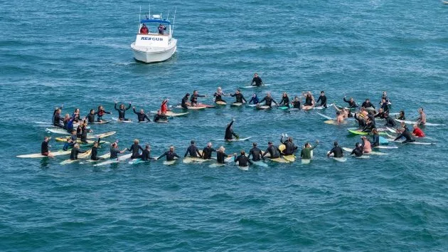 getty_brianwilsonpaddleout_062325735097