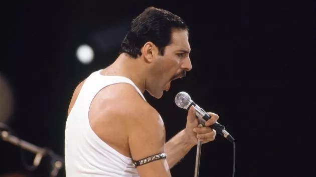 getty_queenliveaid_070125577424