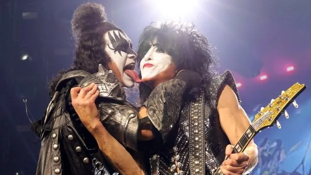 getty_kiss_07082546937