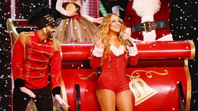 getty_mariahcareyxmaslasvegas_121025_0730161