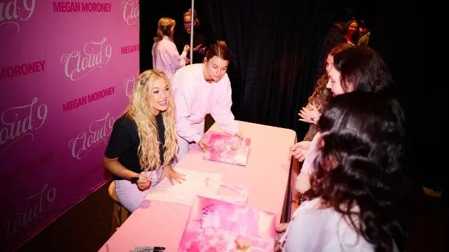 m_meganmoroney9cities9daysautographshot_030926429757