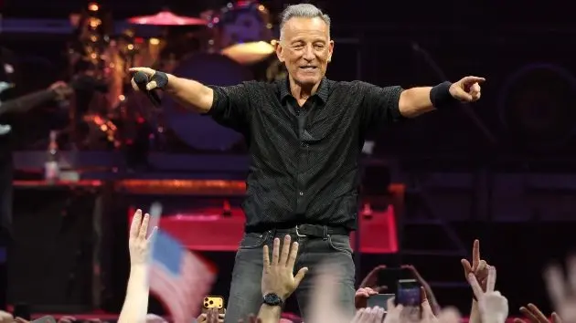 getty_brucespringsteen_040226243133