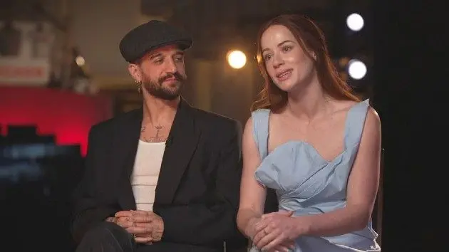 e_whitneyleavitt_040826878586