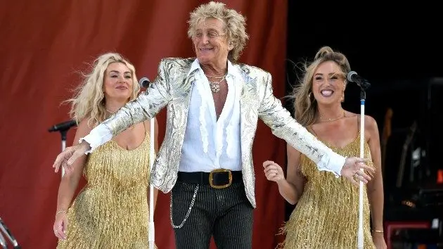 getty_rodstewartonstagejazzfest_051926544935