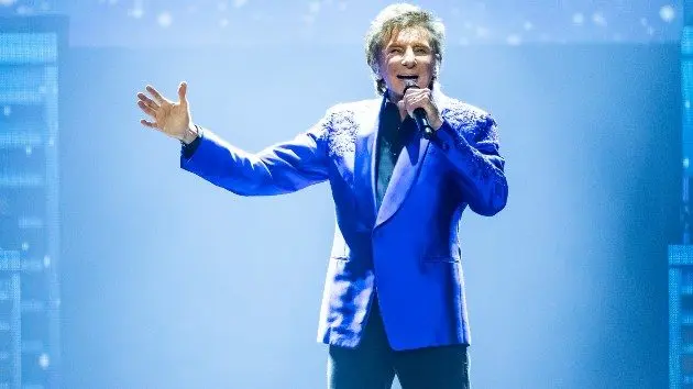 getty_barrymanilowbluejacket_122225_097004