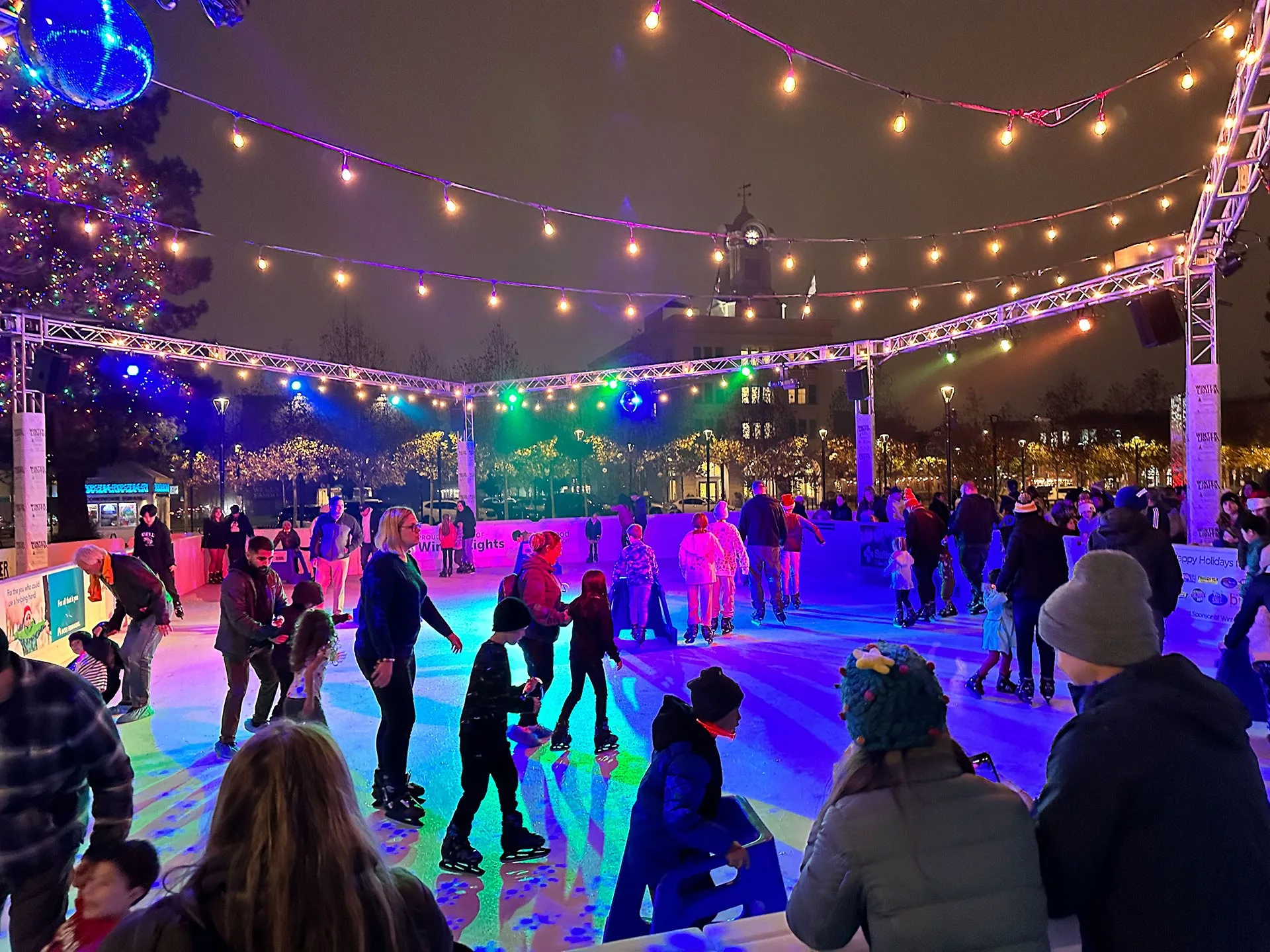 winter-lights-skating-on-the-square-rink-with-people