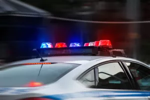 apolicecarrushestotheemergencycallwithlights