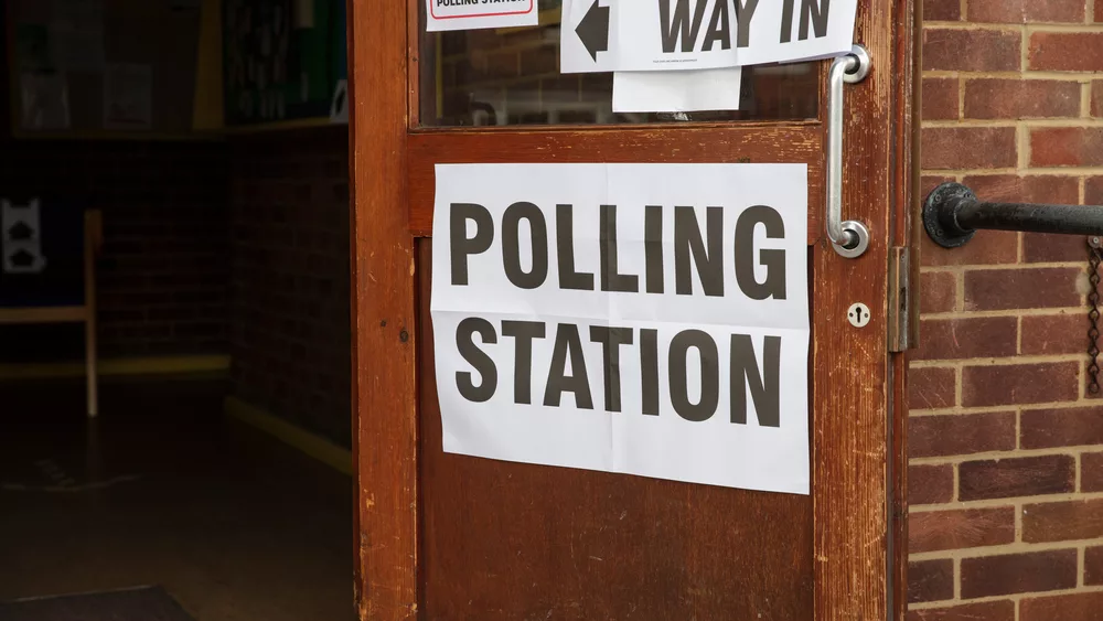 pollingstationsignoutsidetheentrancetoapoliticalvoting
