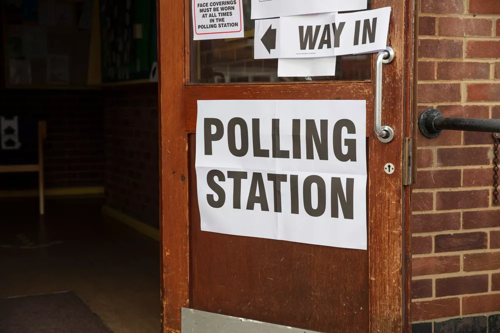 pollingstationsignoutsidetheentrancetoapoliticalvoting