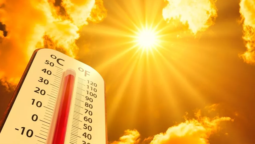 hottemperaturethermometeronyellowskywithsunshininginsummer
