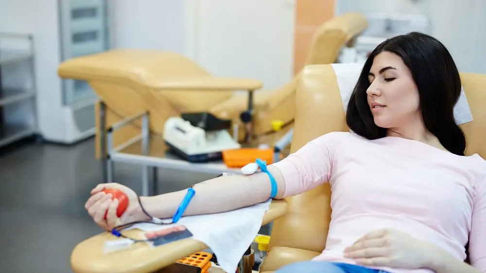 youngwomangivingherbloodinhemotransfusioncenter