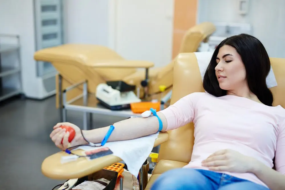 youngwomangivingherbloodinhemotransfusioncenter