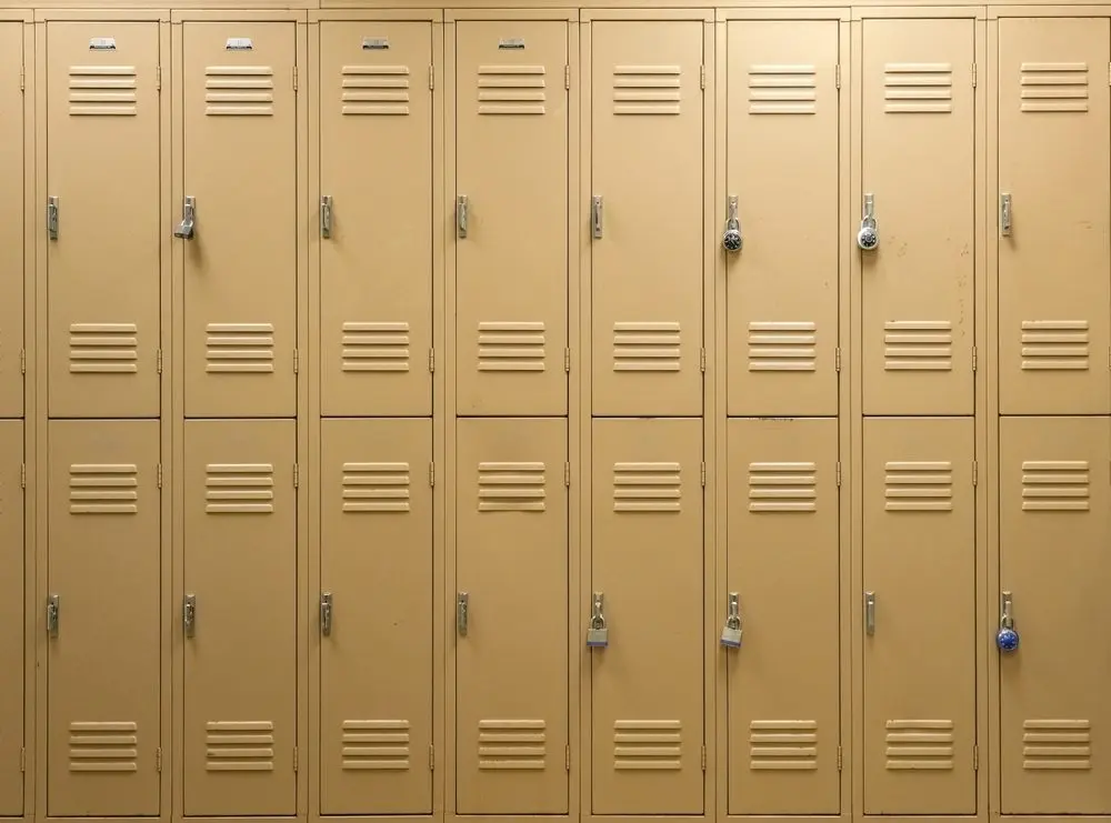 facadeviewoflockersinschoolgympaintedinlight