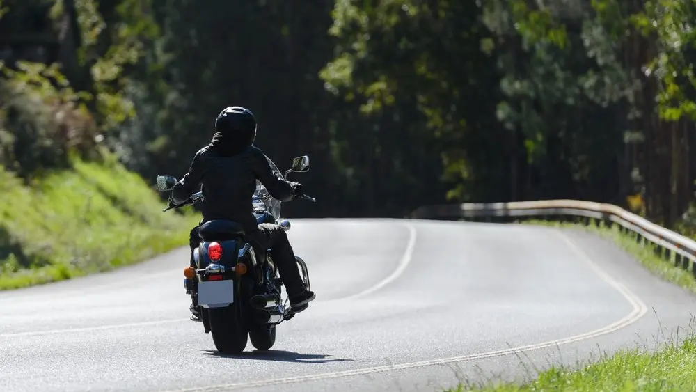 manonacustomclassicmotorcycleridesdowntheroad