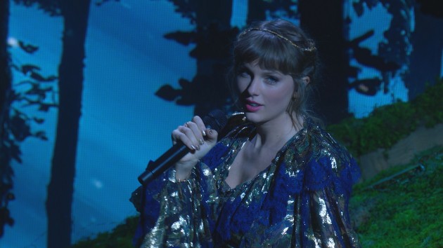 getty_taylorswiftsings2021grammys_021622_1