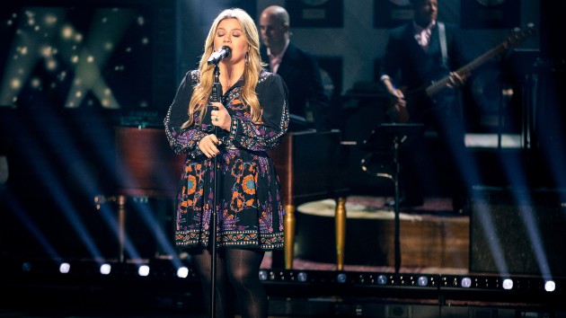 getty_kellyclarkson_021822